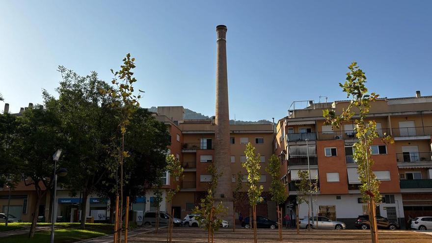 La chimenea de Algezares, libre de grietas y grafitis tras los trabajos de restauración