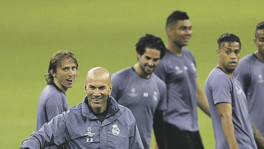 Zidane, durante un entrenamiento con el Real Madrid con Modric, Isco, Casemiro y Mariano detrás.
