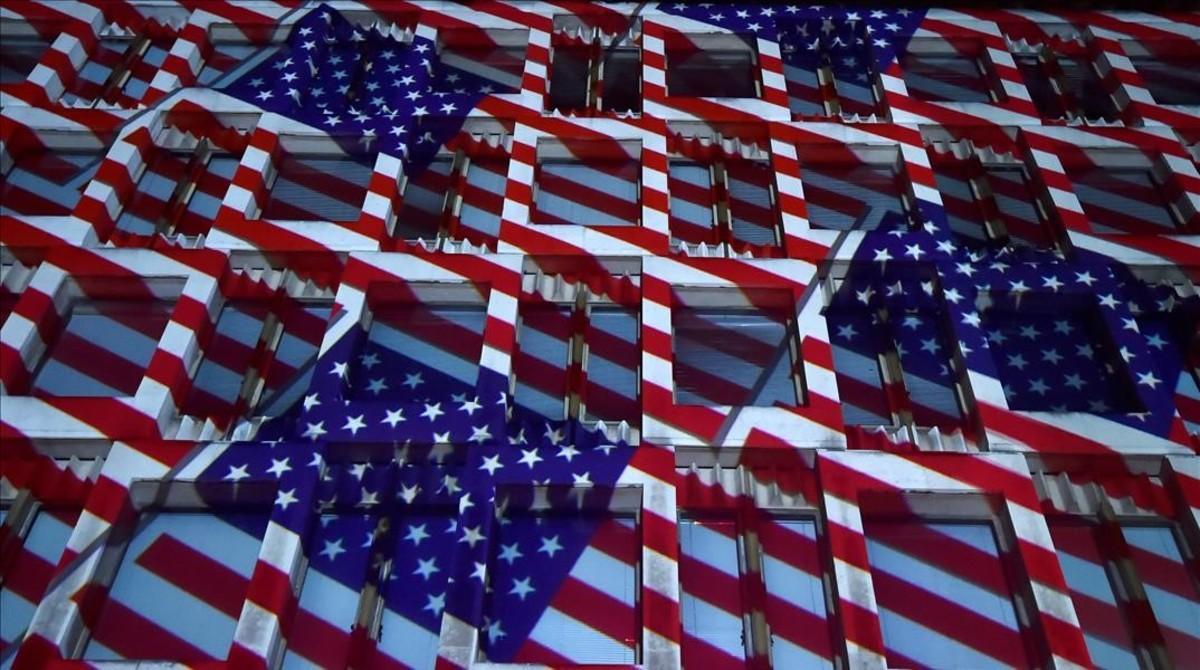 Banderas americanas en la fachada de la Embajada de Estados Unidos en Londres.