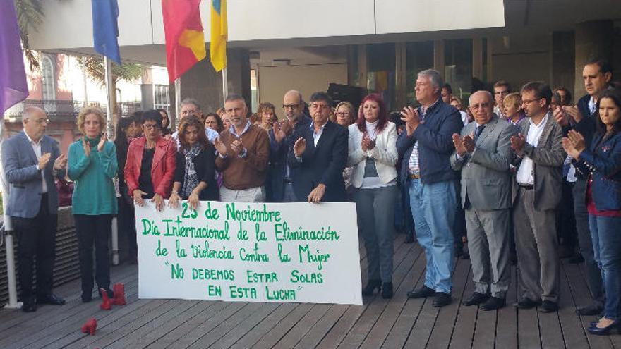 Un momento del acto del Cabildo, ayer, con su presidente, Antonio Morales, a la izquierda.