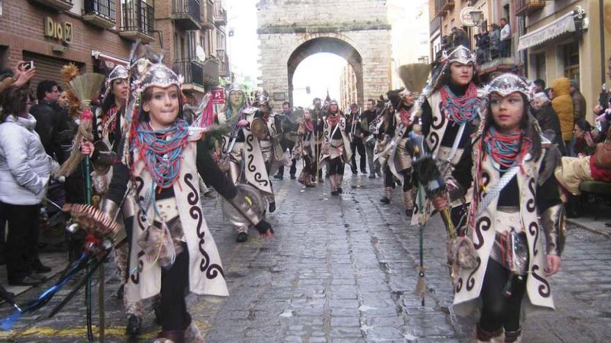 Integrantes de la murga Las Marujas desfilan ante la atenta mirada del público por la calle Corredera. Foto