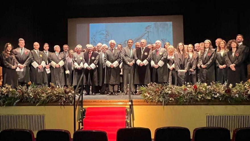 El Colegio de Lucena recibe a 6 abogados e inviste a Juan González como decano honorario