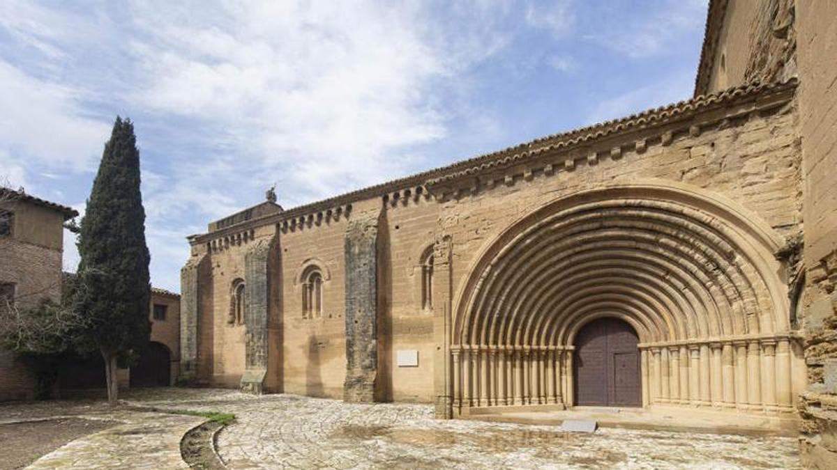 Acceso principal al monstario de Villanueva de Sijena, en la comarca de los Monegros.