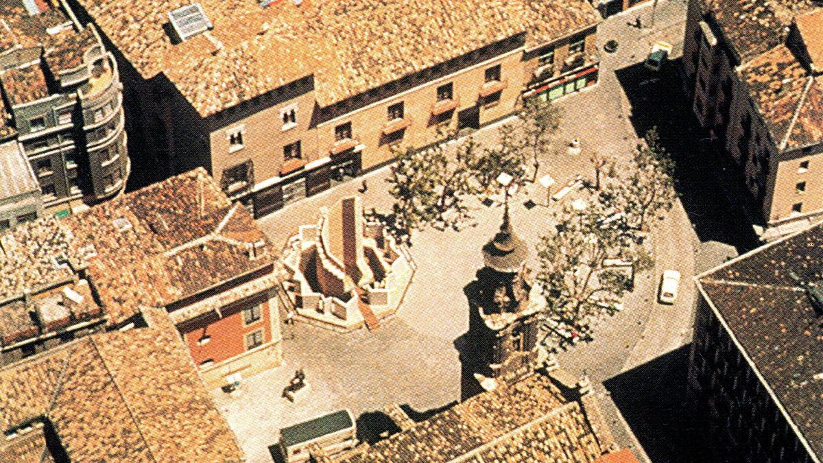 Foto aérea del monumento que recordó a la Torre Nueva, justo donde se erigía, y que se derruyó en 2002.