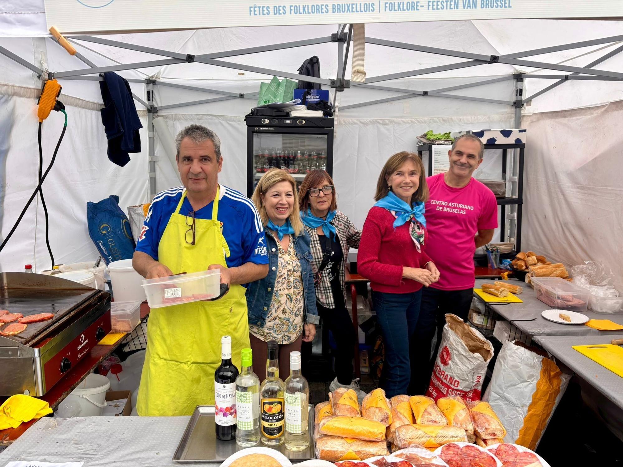 El "Maneken Pis" escancia mea sidra vestido de asturiano