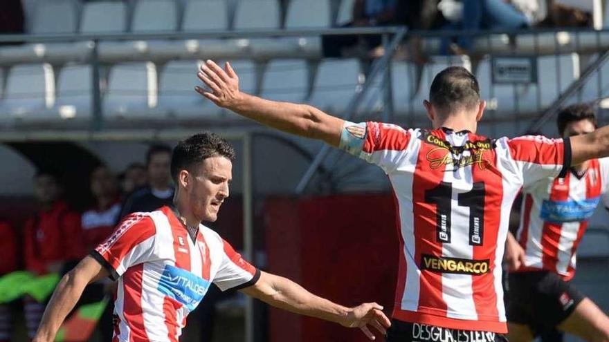 Un partido en el Salvador Otero, campo al que saltarán los veteranos del Real Madrid el 17 de junio. // NP