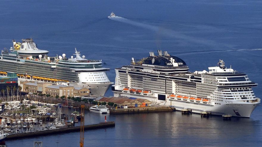 Marea de cruceristas en Vigo con la doble escala del «Independence of the Seas» y «MSC Virtuosa»