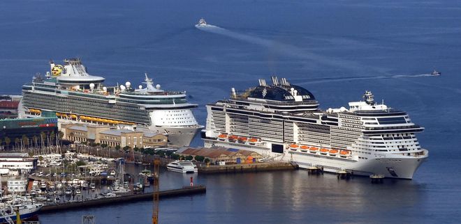 Marea de cruceristas en Vigo con la doble escala del «Independence of the Seas» y «MSC Virtuosa»