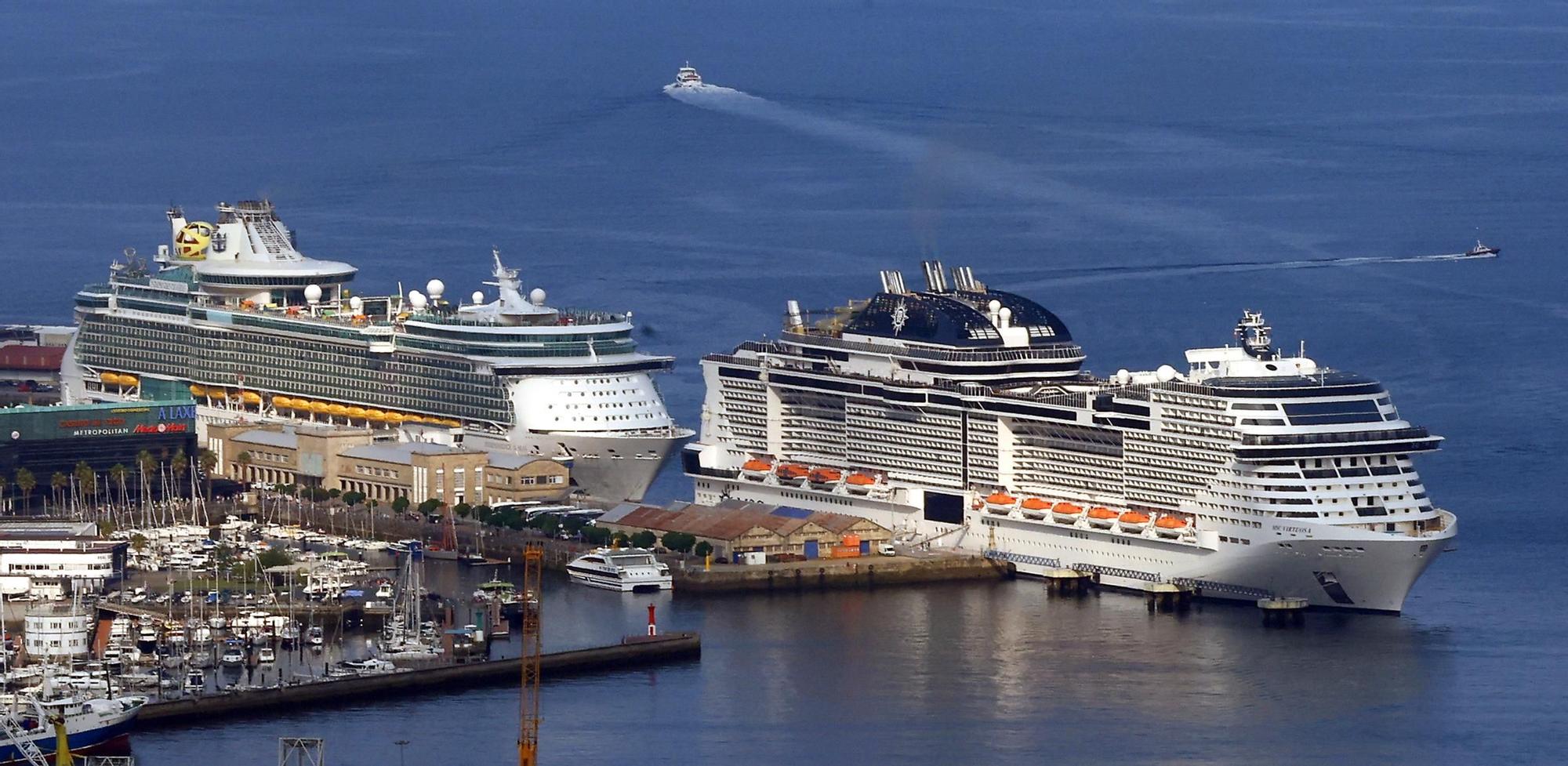 Marea de cruceristas en Vigo con la doble escala del «Independence of the Seas» y «MSC Virtuosa»