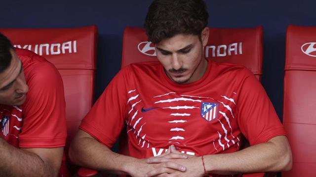 Julián Álvarez, ayer, en el banquillo del Metropolitano. | EFE