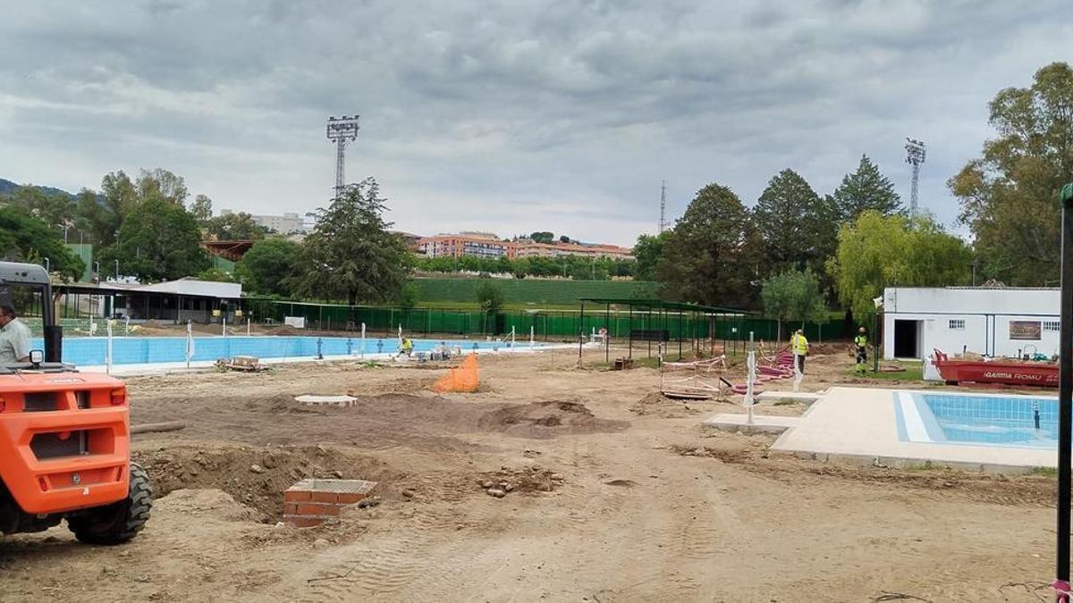 La subvención para la piscina de verano de Plasencia, comprometida por el retraso de la obra.