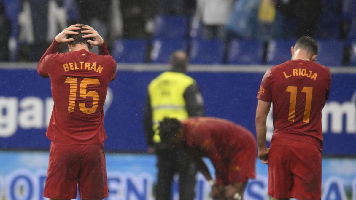 OVIEDO, 14/03/2026.- Los jugadores del Valencia a la finalización del partido de la jornada 28 de LaLiga EA Sports que han disputado el Real Oviedo y el Valencia CF este sábado, en el estadio Carlos Tartiere de Oviedo. EFE/ Eloy Alonso