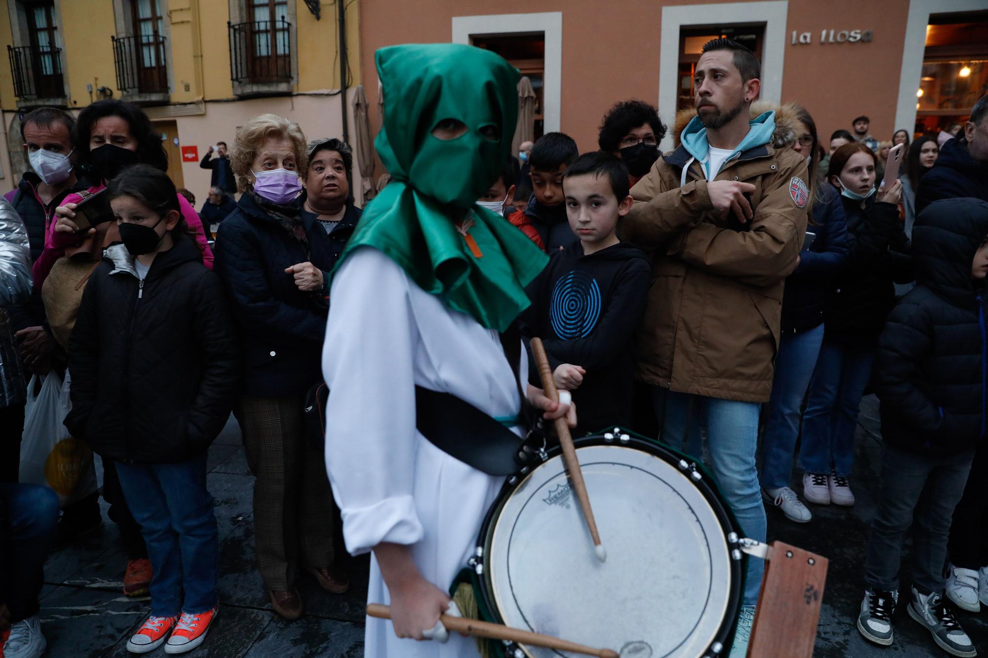 El Cristo de Medinaceli sale de procesión en Avilés y pone fin tres años de "cautiverio"