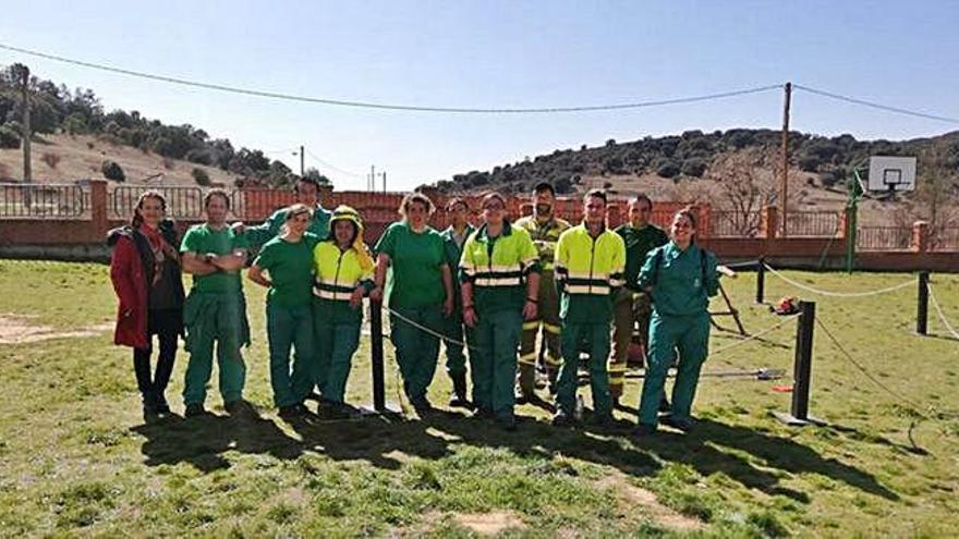 Alumnos del taller de Morales del Rey con la alcaldes.