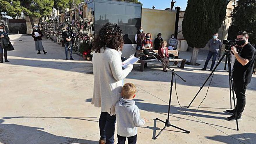 Integrantes de la Tertulia El Cresol recitando poemas, ayer, en homenaje a los fallecidos.  | ANTONIO AMORÓS