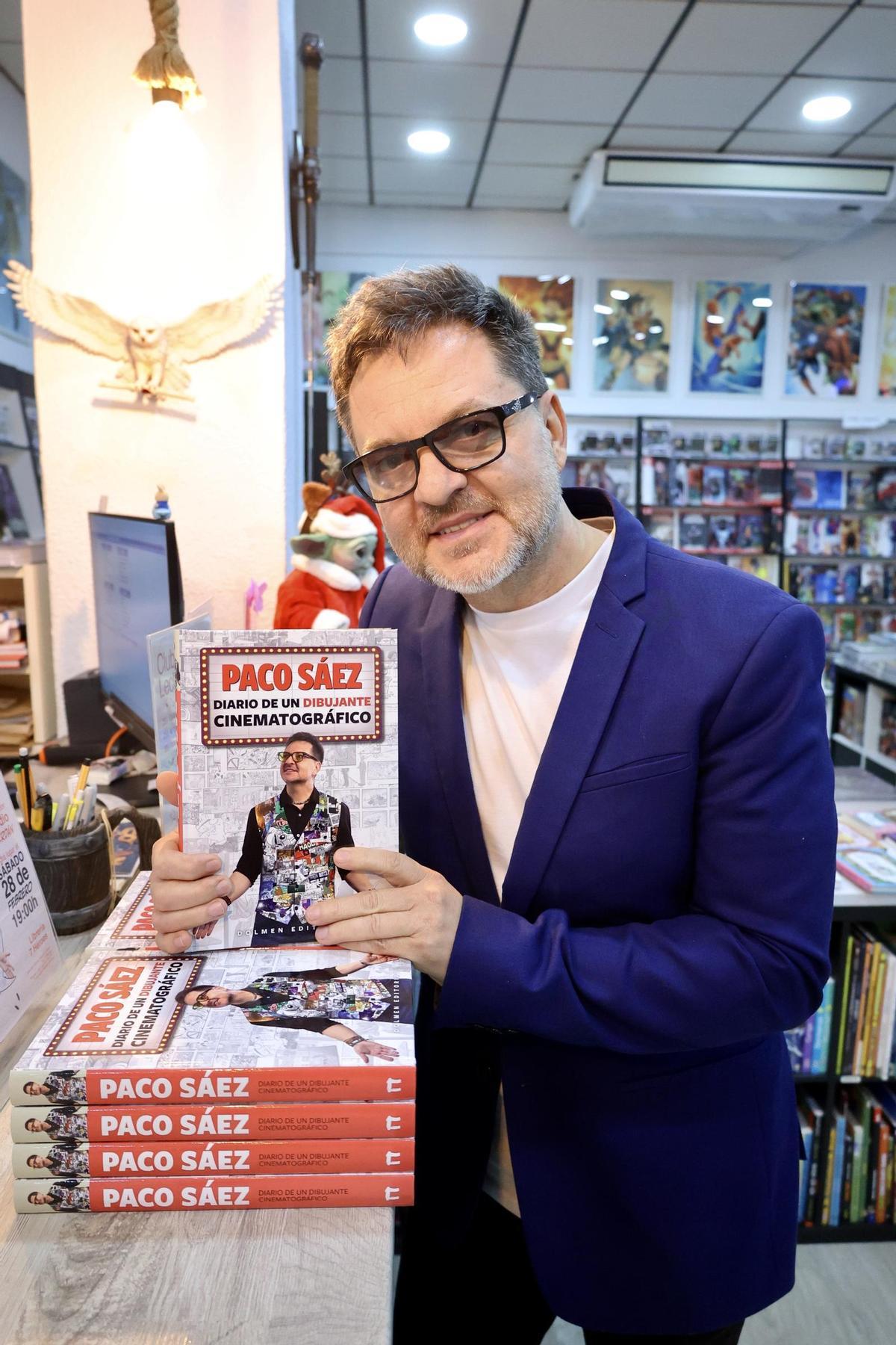 El dibujante Paco Sáez firmó ejemplares de su nuevo libro en Murcia, donde asistirá al festival Sombra de Cine Fantástico
