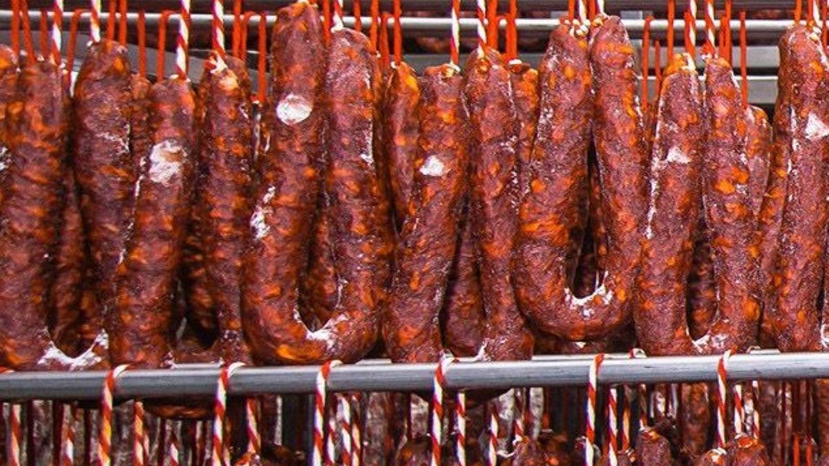 Chorizos de Zamora en periodo de curación.