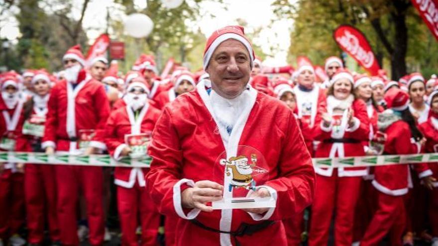 Unos 10.000 Papas Noel tiñen de rojo el centro de Madrid