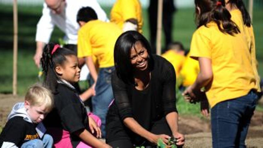 Michelle Obama planta hortalizas en la Casa Blanca