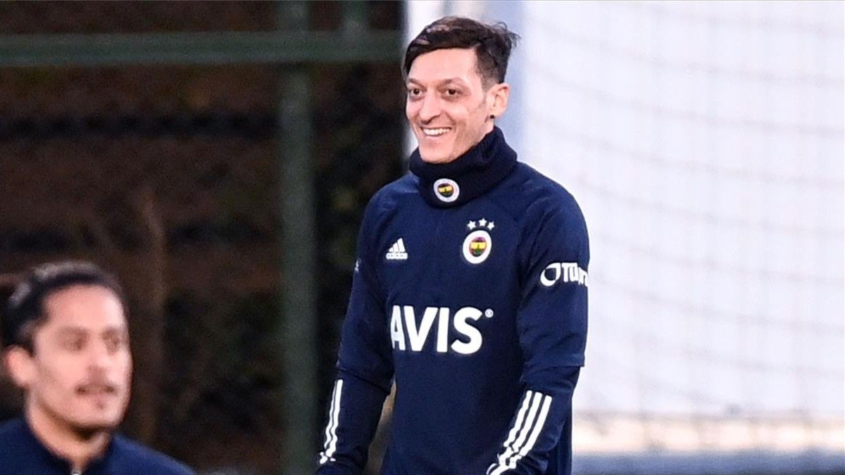 Özil en su primer entreno como futbolista del Fenerbahçe