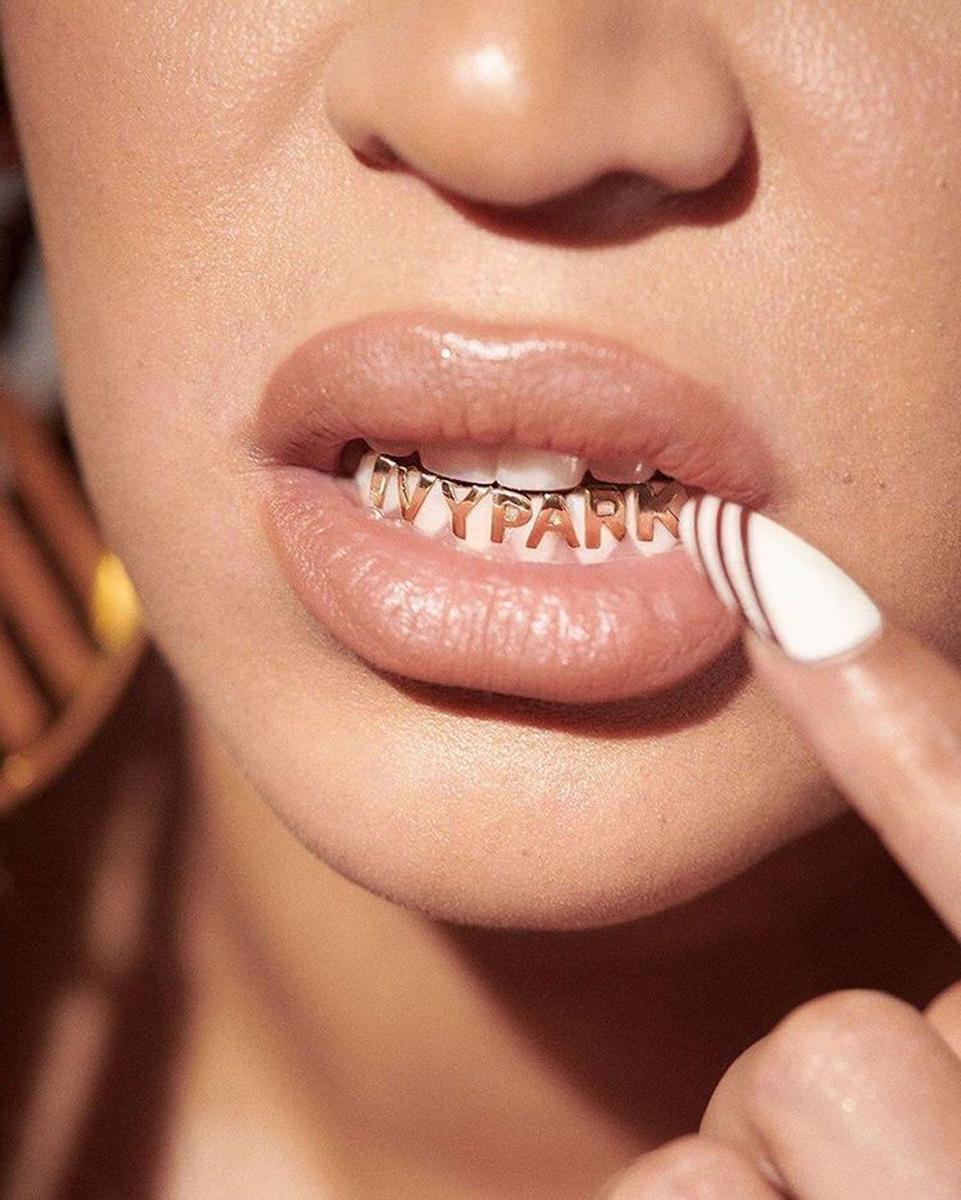 Los dientes de Beyoncé con letras doradas