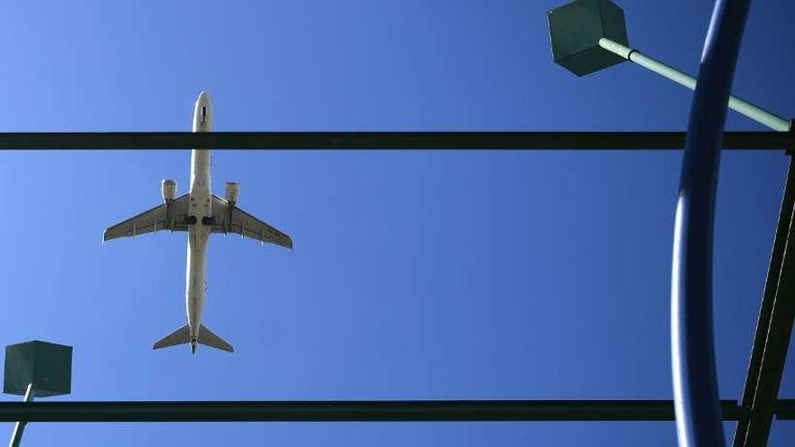 Un avión pasa por encima de los postes del ILS de Alvedro.