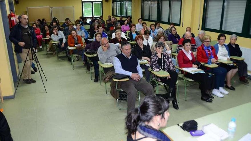 Arriba, público asistente a las Xornadas Agostiño Entenza. Abajo, participantes en la mesa redonda.  // G.Núñez