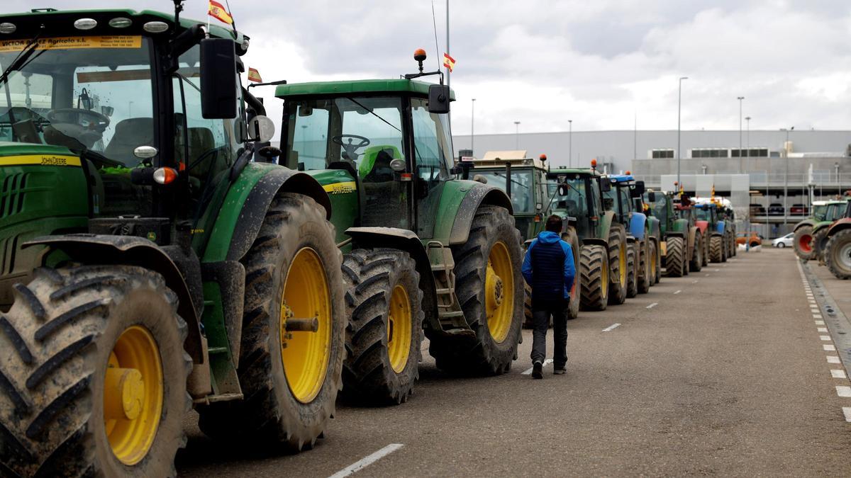 Varios tractores bloquean una carretera en los alrededores de Zaragoza
