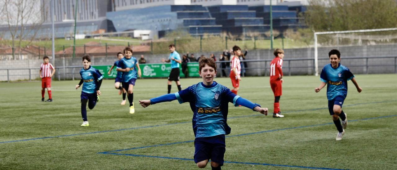 Un jugador del Sporting de Hortaleza de categoría alevín celebra un gol ayer en el Álvarez Rabanal.