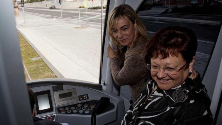 Las alcaldesas de Alicante y San Vicente instan al Consell a que la Línea 2 del TRAM se ponga en marcha ya.