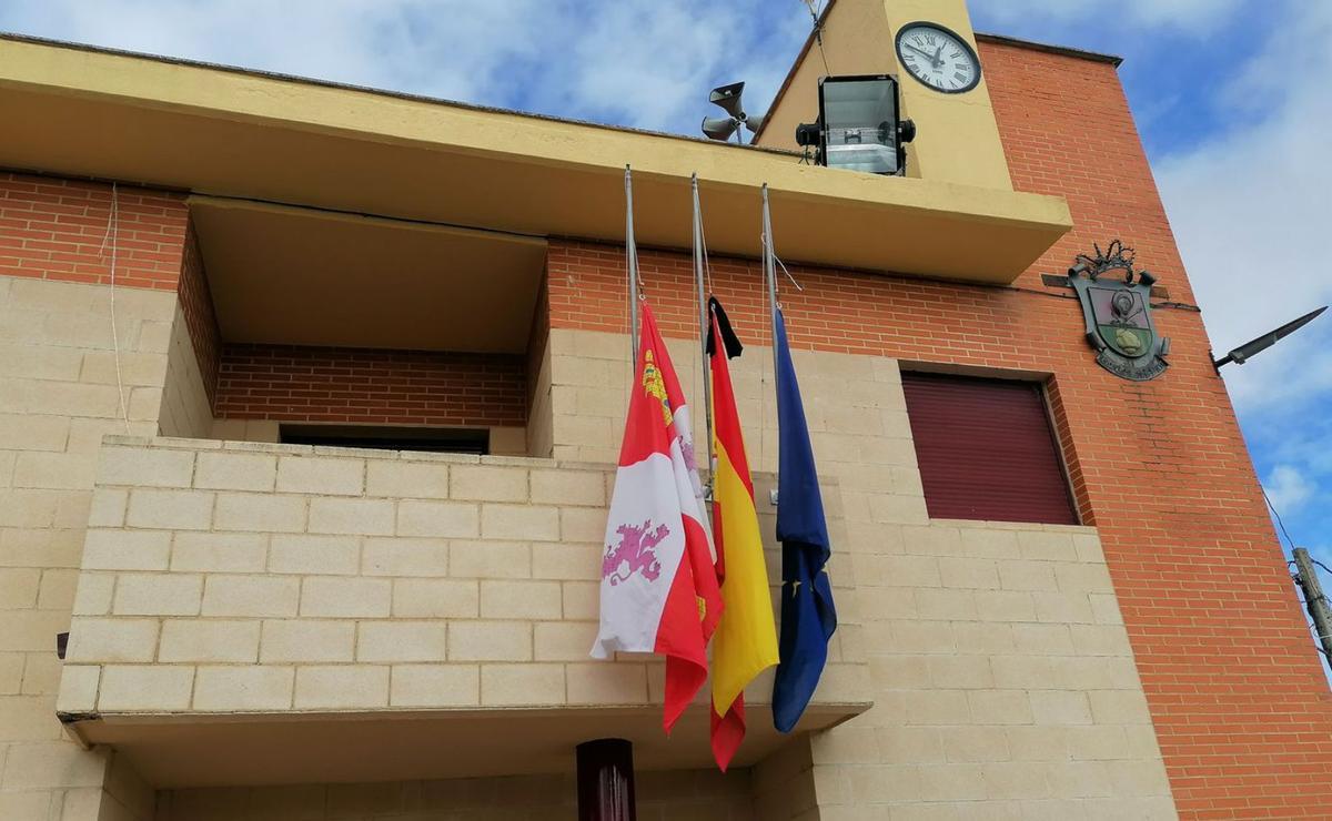 Las banderas ondean a media asta con un crespón negro en la fachada del Ayuntamiento de Roales. | M. J. C.