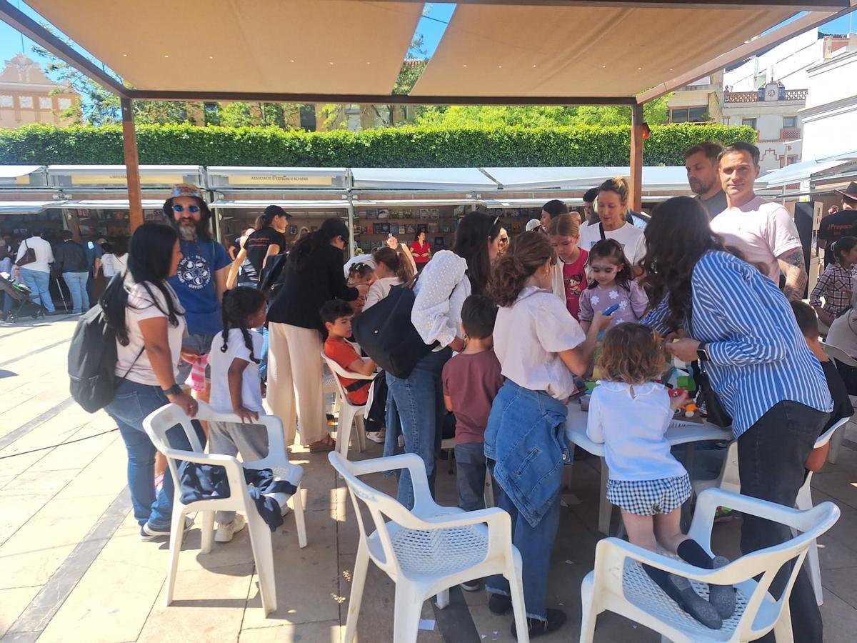 Los más pequeños participan en las actividades.