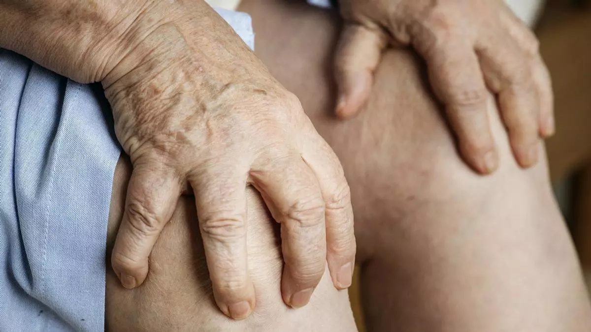 Del cansancio a la rigidez: las señales que pueden alertar de artritis reumatoide, una enfermedad que afecta a 400.000 españoles