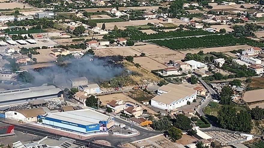 Los bomberos solicitan apoyo aéreo para sofocar un incendio en Casillas