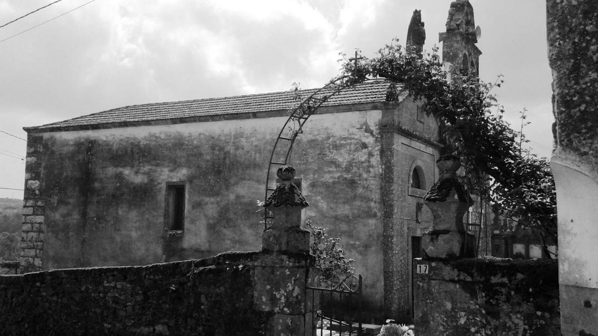 Vista lateral de la iglesia parroquial de Moneixas. |   // A.V.N.