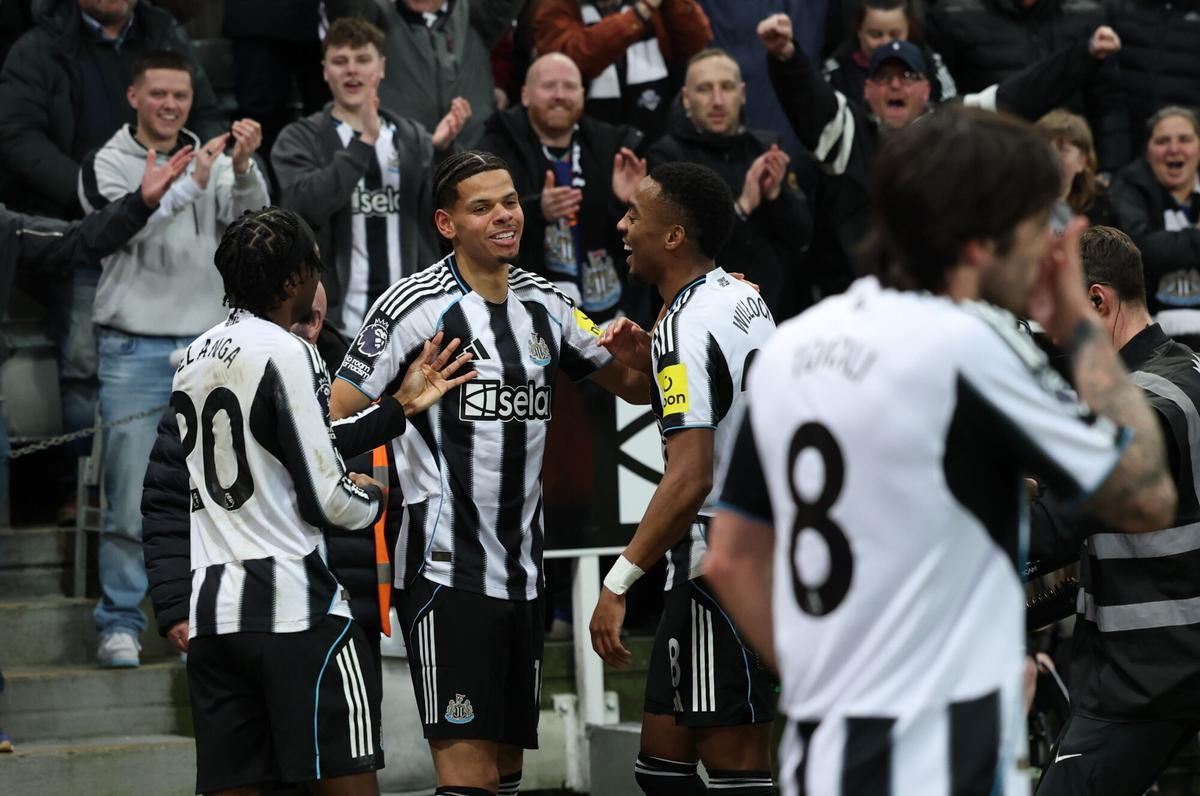 William Osula celebra el gol del Newcastle ante el Manchester United