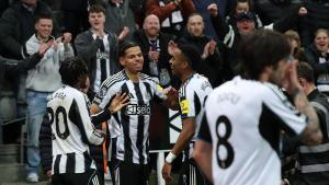 William Osula celebra el gol del Newcastle ante el Manchester United