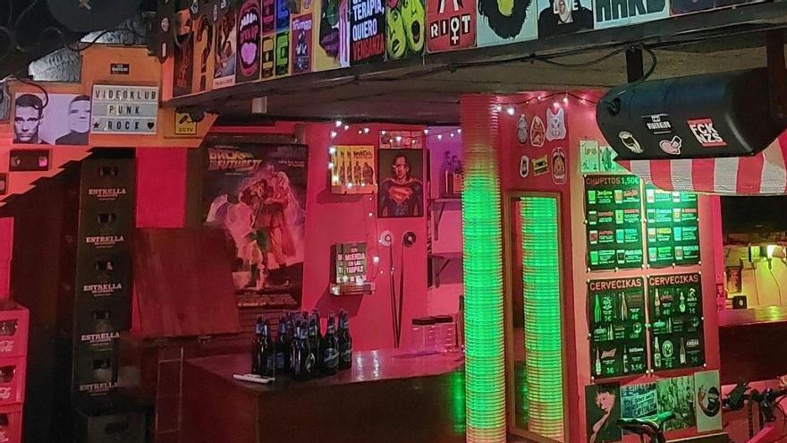 Vídeo | "Que nadie vaya a joderte la noche": así es el nuevo bar antifascista de Murcia que recupera el punk, el rock y la cerveza a 1 euro