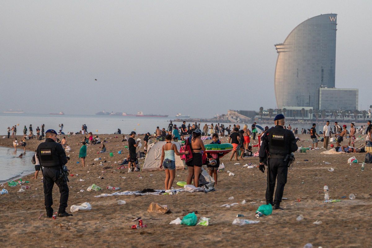 Limpieza de las playas de Barcelona tras la verbena de Sant Joan 2025