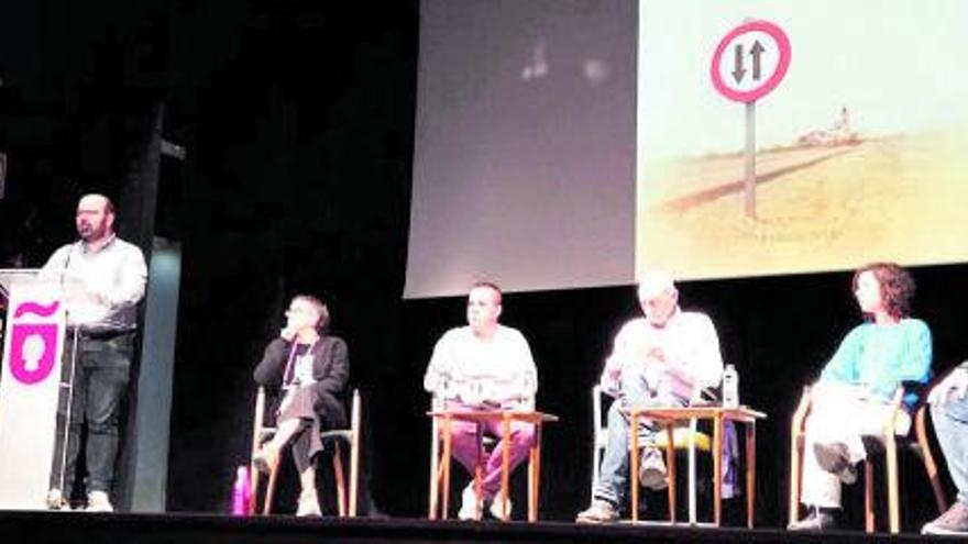 El cine Olimpia de Cariñena acogió la presentación del libro ‘Zaragoza. Historias de ida y vuelta’. | SERVICIO ESPECIAL