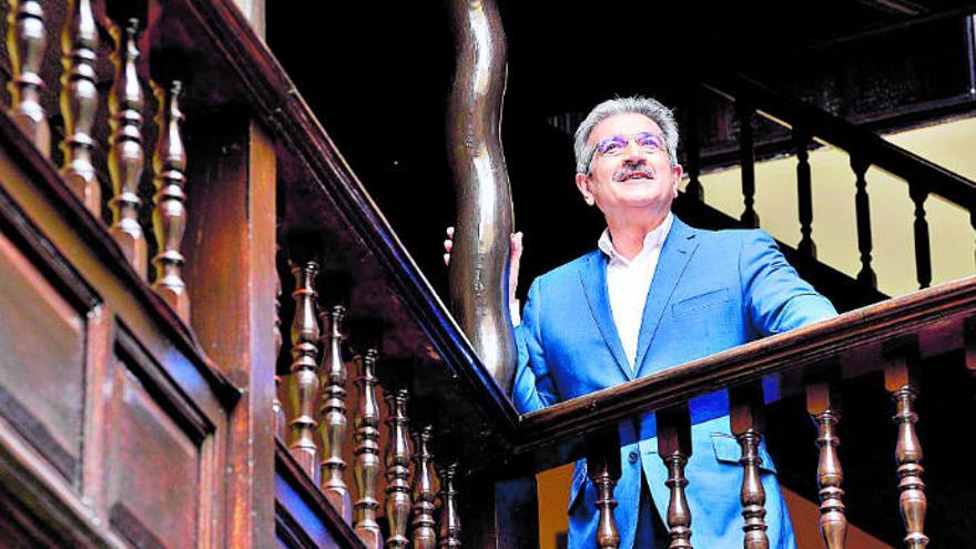 El candidato de Nueva Canarias a la presidencia del Gobierno autonómico, Román Rodríguez, en uno de los balcones de la Casa de Colón.