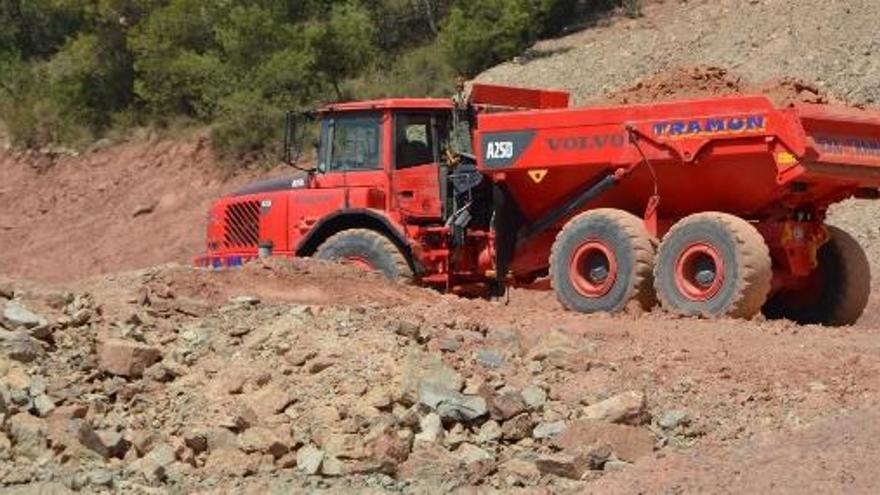 Un vehicle treballant a l&#039;explotació minera de Sallent.