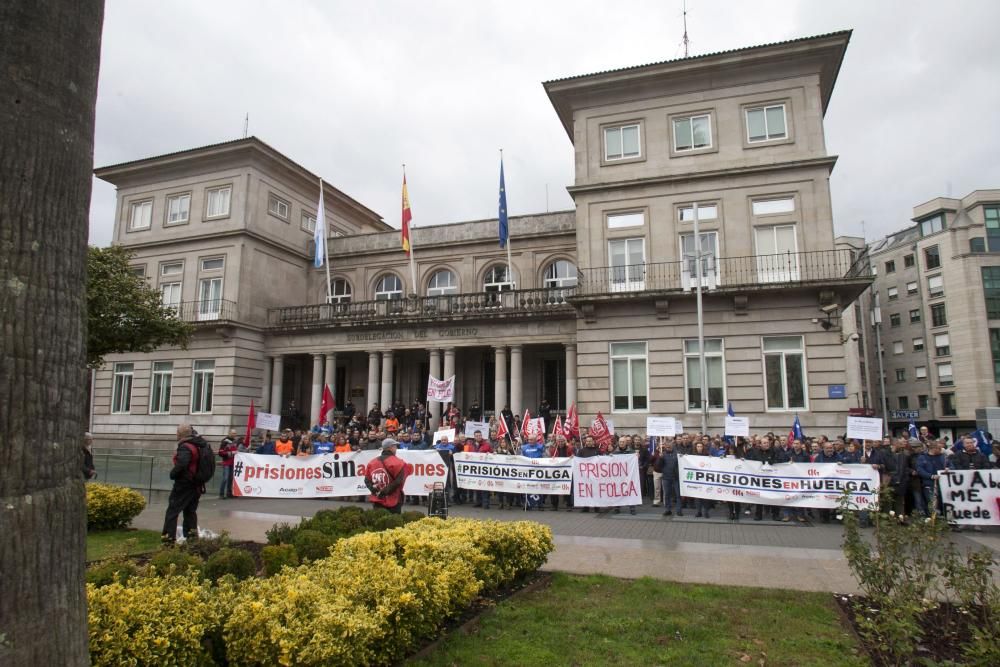 Los funcionarios de prisiones en huelga llevan sus protestas a las calles de Pontevedra