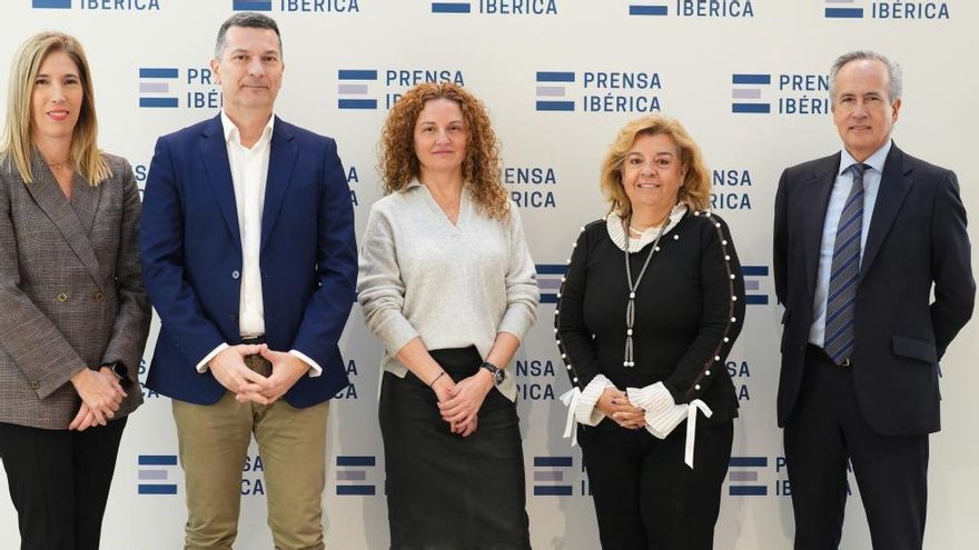 De izquierda a derecha: Nora Beltrán de Heredia, responsable de compras corporativas en Sener; Juan Carlos Gallardo, responsable de compras en Cosentino; Diana Deguil, directora comercial de Amazon Business; Carmen Ruiz Moreno, directora de compras en PwC España; Alberto Badaya, vicepresidente de compras en Airbus, durante el encuentro sobre innovación y sostenibilidad en el sector de compras