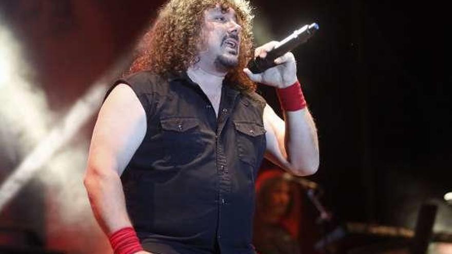 Víctor García, vocalista de &quot;Warcry&quot;, en un concierto en Gijón.