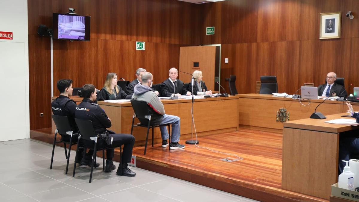 El juicio por el parricidio en La Almozara se celebra en la Audiencia de Zaragoza.