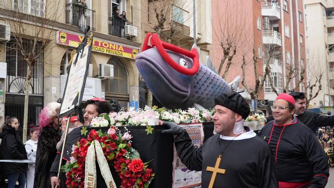 Fotogalería | El entierro de la sardina en Badajoz, en imágenes