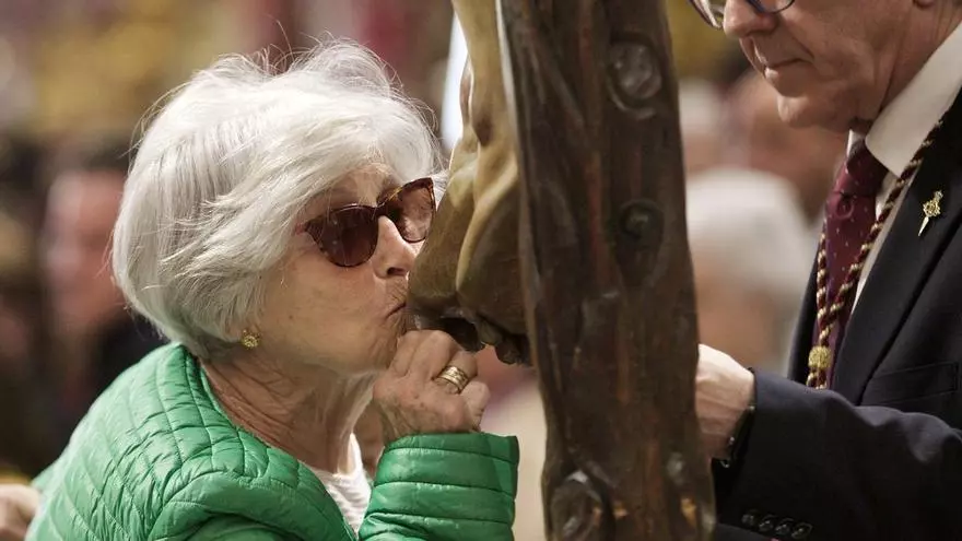 Multitudinario besapié en San Antolín al Santísimo Cristo del Perdón: "El día más hermoso del año"