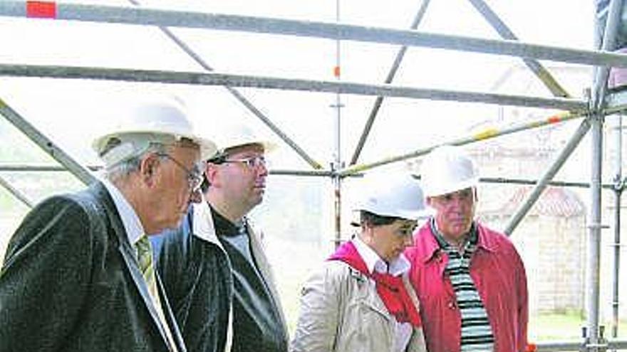 Busto, Lemarie y Álvarez supervisan las obras con un técnico.