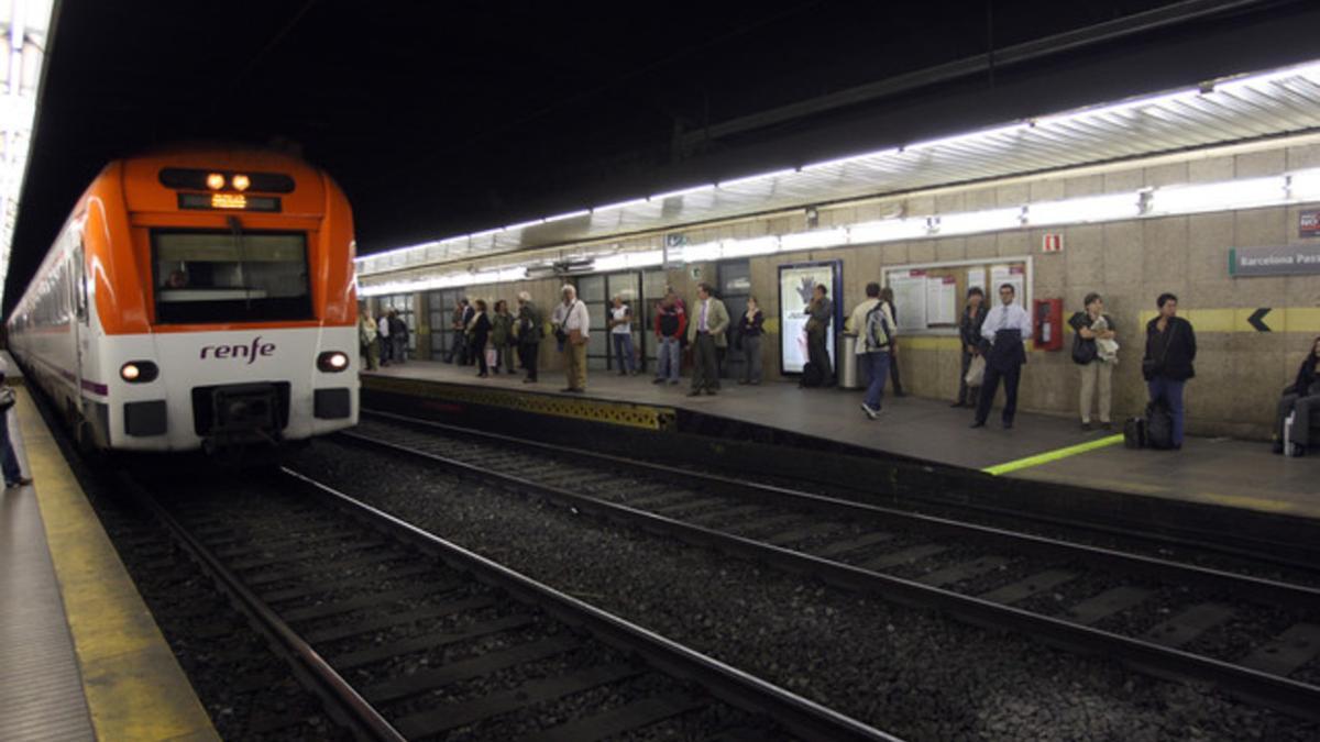 Un tren de Rodalies, en la estación de Paseo de Gràcia.